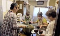 手作りお吸い物を振る舞う様子