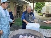 ポリ袋で炊飯している様子