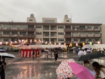 雨の中でも多くの方々が訪れた会場の様子