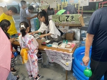 中学生が企画した射的・ヨーヨーつりコーナーの様子