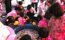 大人気　スーパーボールすくいの様子