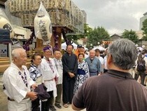 渡御を待つ万灯神輿の様子