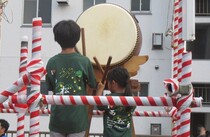 櫓の上の太鼓たたき