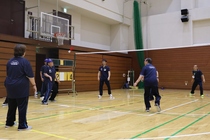 インディアカというスポーツを楽しんでいる様子