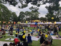 夏祭りの広場の様子