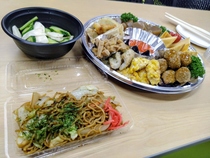 焼きそばなど出店のおいしそうな食事