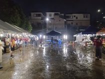 あいにくの雨でも団結してお祭りを楽しむ様子