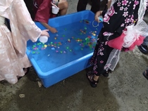 スーパーボールすくいをしている様子