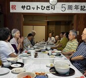 ランチの後の話がはずんでいる様子
