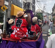 みんなで山車を引いてまちを巡りました。