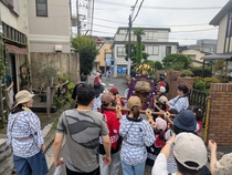 子ども神輿を担ぐ様子