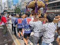 大人神輿がにぎやかな上大岡のまちを巡行しました。