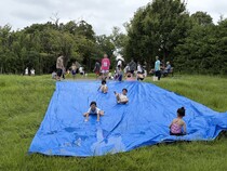 上永谷緑地でウォータースライダーをしている様子