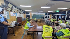 出発前の緊張感が漂う様子