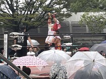 雨の中でも熱戦！迫力ある大技が飛び出した様子