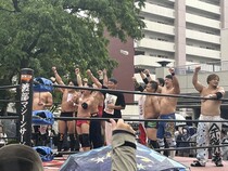 選手と会場の皆さんで恒例の掛け声をしている様子