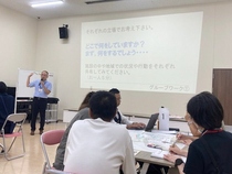地震が発生した際の状況を考えている様子