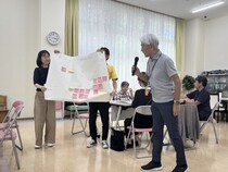話し合いの内容を発表し、課題や支援のあり方を共有している様子