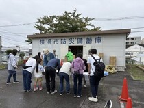 「避難者カード」に記入して受付している様子