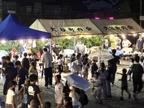 小雨の中でも地元の皆さまで大賑わいの様子