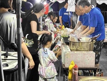 模擬店に並ぶ子どもたちの様子
