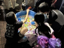 スーパーボールすくいに夢中になる子どもたちの様子