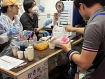 模擬店運営するボランティアの皆さまの様子