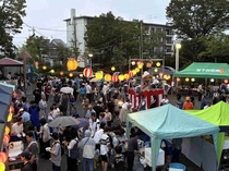 大賑わいの笹下団地第一公園の様子