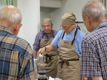 目の前でおいしいコーヒーの淹れ方を学ぶ様子