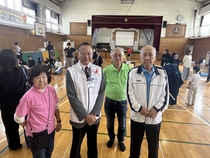会場をバックに上田日野南連合自治会会長、西村連合事務局長、栗原区長、奥田地区社協会長（右から）