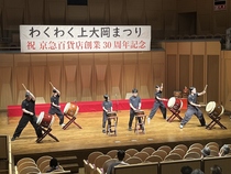 「千童太鼓社中」の力強い演奏でスタートする様子