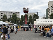 野庭住宅の建て替えを行う小雀建設も参加。高所作業車の貴重な搭乗体験をしている様子