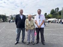 土屋町内会会長、古屋連合町内会会長、栗原区長と一緒に記念撮影