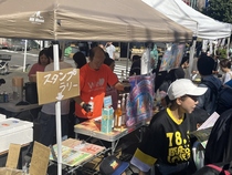 秋とは思えない暑さ！かき氷には長蛇の列ができている様子