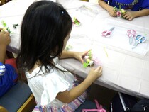 子どもが可愛くフラワーアレンジしている様子