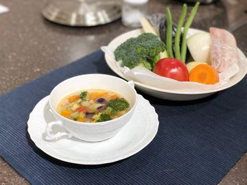 野菜のスープと材料の野菜の写真
