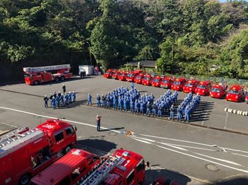 消防署員・団員と消防車両の列の写真