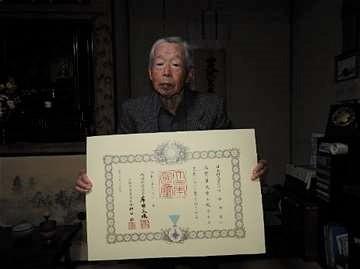 賞状を手にする田中さんの写真