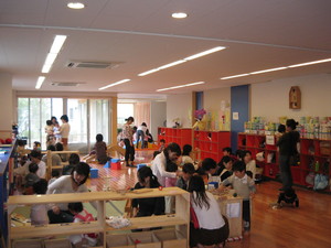 Photographs of Doroppu, a child-rearing support center in Kohoku Ward