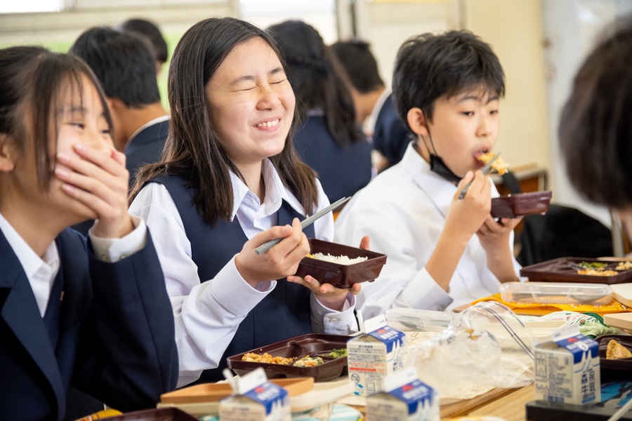 중학교 급식을 먹고 있는 학생의 모습