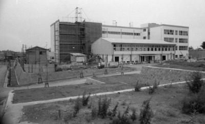 上白根小学校の体育館側。1975年9月の開校を目指し建設中。手前は造成地。