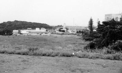 中央右に煙突のあるフジパン横浜工場、その左に当時の横浜市環境事業局北部特別事務所がある。手前は草地。