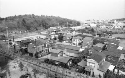 市営ひかりが丘団地6街区からの眺望。右奥にフジパン横浜工場の煙突がある。手前は戸建住宅の家並。