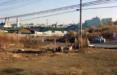 左奥に煙突のある横長のフジパン横浜工場。右奥に大きく高い建物のフジパン富士見寮。左右に走る中原街道。