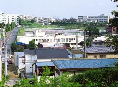 中央に現・横浜市資源循環局北部事務所。右隣が品川燃料。右奥に上白根小学校。左端にフジパン富士見寮。