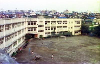 白根小学校の校舎と校庭を屋上から見る。
