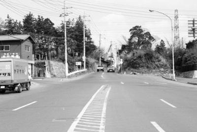 道路があるが、道路は中原街道。道路前方が都岡方向となる。