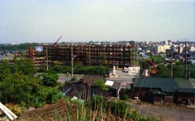 建設中の横浜鶴ヶ峰ビューハイツ。ビューハイツ手前に国道16号線がある。