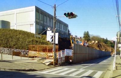 白根通りにある白根交番前交差点から見た工事中の白根地区センター。開館は1984年5月。