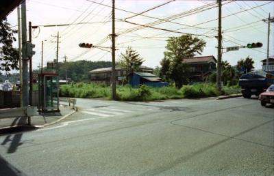 都岡町交差点歩道橋下より撮影。左端は都岡小学校となる。